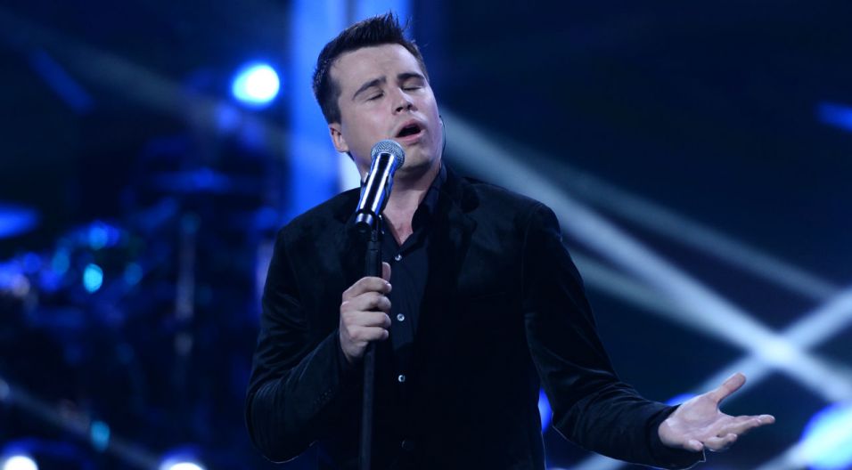 Krzysztof Iwaneczko, zwycięzca The Voice of Poland, na opolskiej scenie zaśpiewał utwór „Tonę” (fot. TVP)