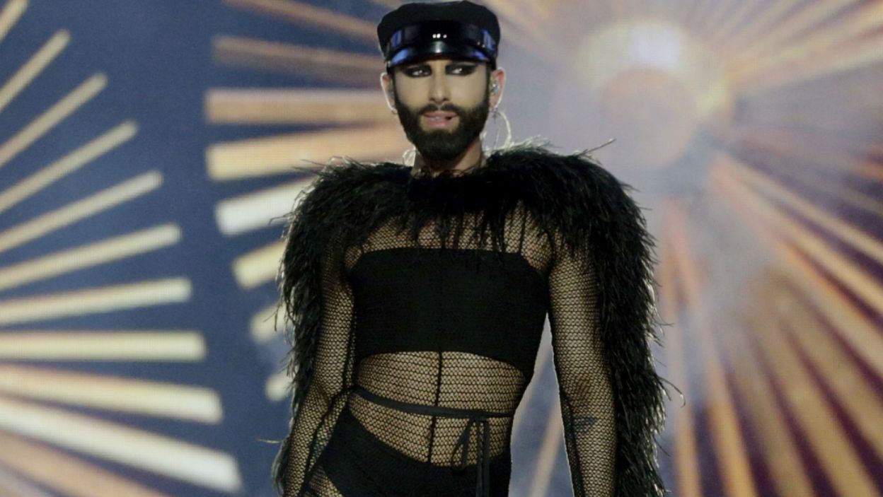 Eurowizja jak zwykle zaskakuje! Na scenie pojawili się zwycięzcy Eurowizji, którzy śpiewali piosenki innych zwycięzców. Austriacka drag queen Conchita Wurst wykonała utwór „Heroes”, którym Eurowizję w 2015 roku wygrał Szwed Måns Zelmerlöw (fot. PAP/EPA)