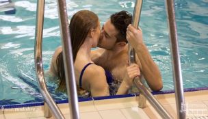 Wideo: Pocałunki w basenie