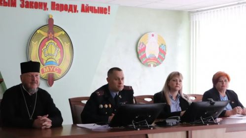 Першы намеснік начальніка Мастоўскага РАУС, намеснік начальніка ўпраўлення працы, занятасці і сацыяльнай абароны, псіхолаг ЦСАН, а таксама святар. Фота: Мастоўскі РАУС