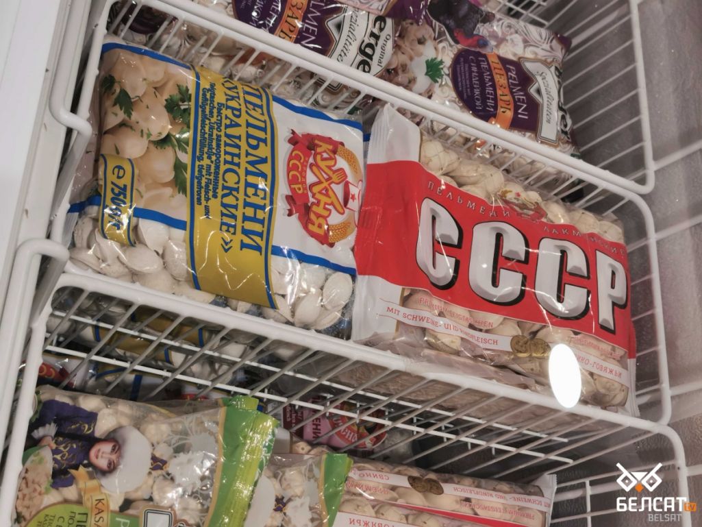 Гэтыя «савецкія» пельмені ў краме «Nostalgia» зробленыя ў Нямеччыне. У немцаў ёсць спецыяльнае азначэнне «Ostalgie» – настальгія па «сацыялістычным мінулым» сярод былых жыхароў ГДР. Варшава, Польшча. 2 лістапада 2022 года. (Фота: Белсат)