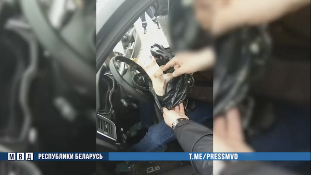 МУС паказвае грошы, якія, паводле сілавікоў, і былі хабарам. Скрыншот з (відэа: pressmvd / Telegram)