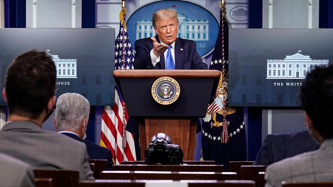 Media produkujące fake newsy nazwał Trump „prawdziwą partią opozycyjną” (fot. Joshua Roberts/Getty Images)