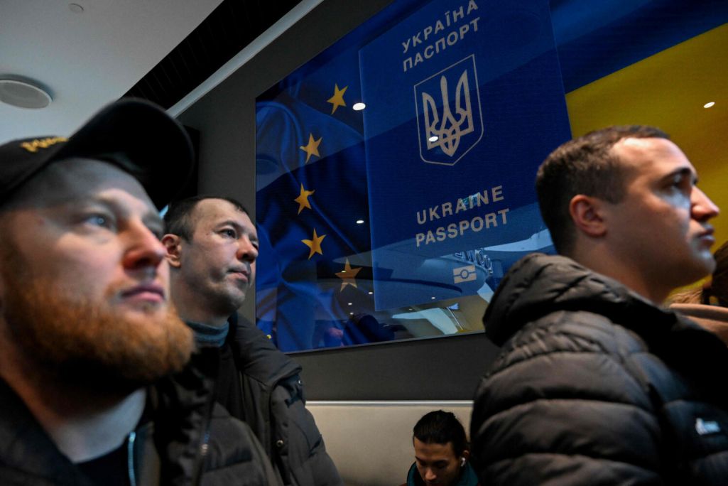 Здымак мае ілюстрацыйны характар. Украінскія мужчыны ў чарзе па пашпарты перад зачыненым пашпартным сэрвісам у Варшаве, Польшча. 24 красавіка 2024 года. (Фота: Sergei Gapon / AFP / East News)