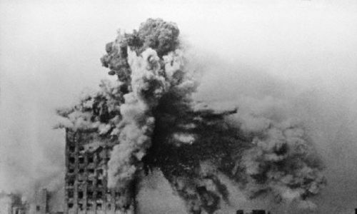 Gmach Prudentialu trafiony pociskiem z niemieckiego samobieżnego moździerza typu Karl, 28 sierpnia 1944. Fot. Sylwester Braun, Domena publiczna, https://commons.wikimedia.org/w/index.php?curid=4002882
