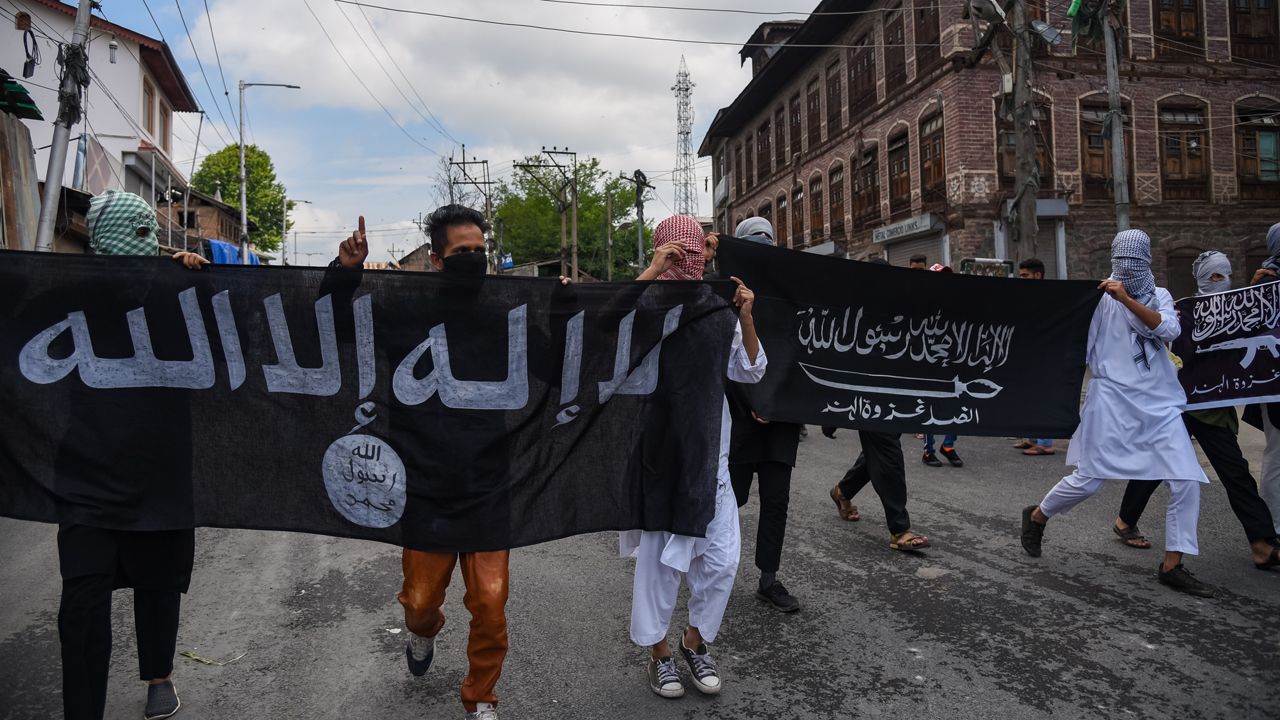 Demonstranci trzymający flagi tzw. Państwa Islamskiego w trakcie manifestacji w Srinagar w Kaszmirze (zdjęcie ilustracyjne) (fot. Idrees Abbas/SOPA Images/LightRocket via Getty Images)