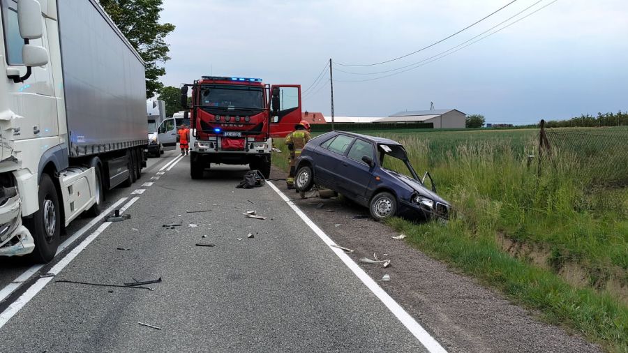 Jedna osoba uwięziona w aucie po wypadku w Łukawie. Potrzebne były narzędzia hydrauliczne
