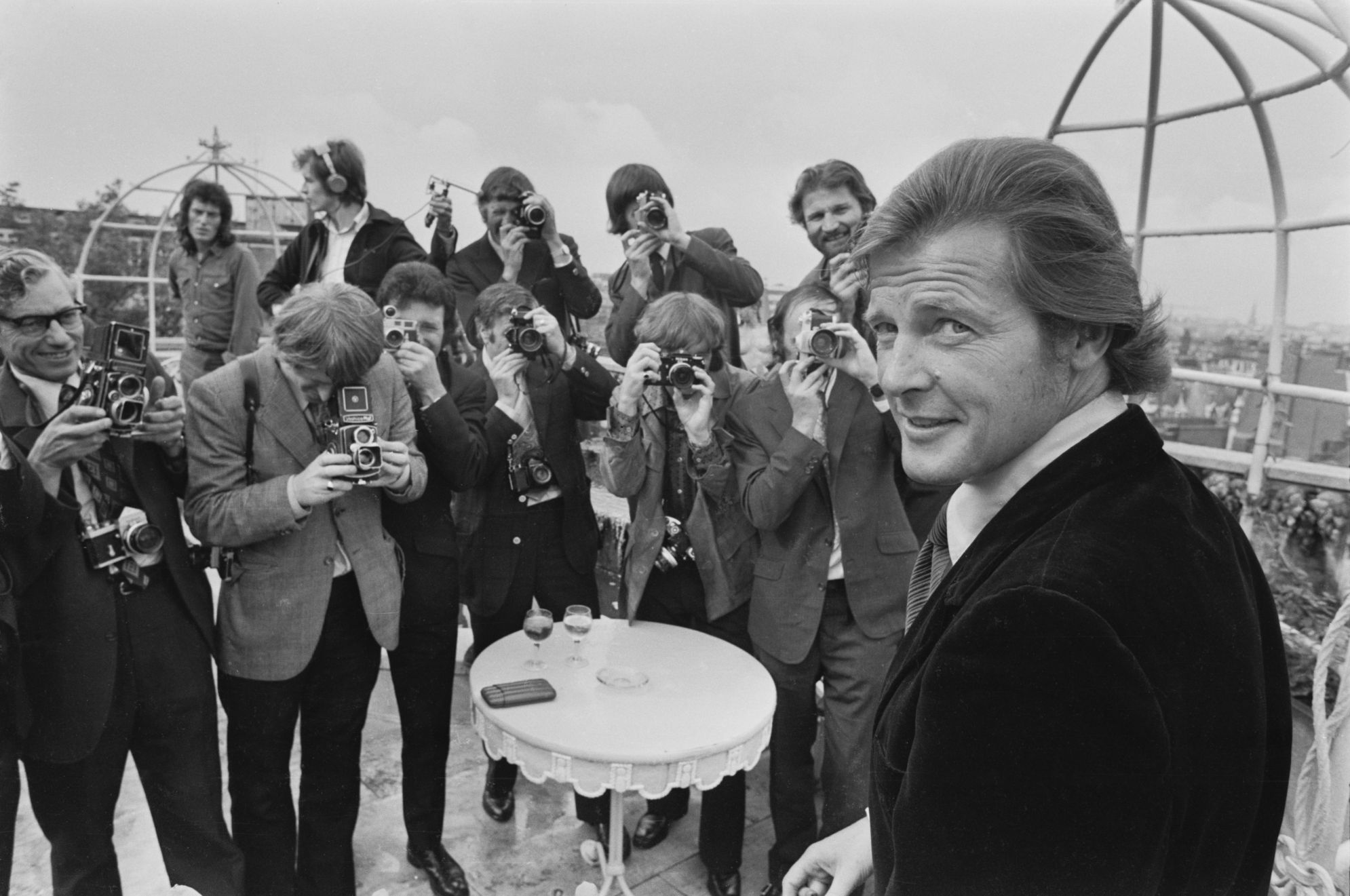 Roger Moore podczas ogłoszenia, że „Żyj i pozwól umrzeć” będzie kolejnym filmem o Bondzie. Fot. Jack Kay/Getty Images