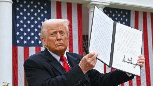 Президент США Дональд Трамп держит подписанный исполнительный указ после выступления с замечаниями о взаимных тарифах во время мероприятия под названием «Сделай Америку снова богатой» в Белом доме в Вашингтоне, США. 2 апреля 2025 года. Фото: Saul Loeb / AFP / East News