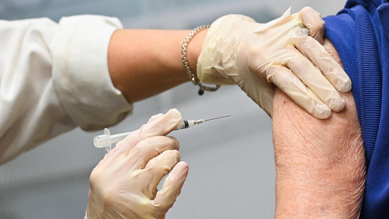 Naukowcy przeanalizowali ryzyko i korzyści wynikające z opóźniania dawek szczepionek (fot. Steve Pfost/Newsday RM via Getty Images)