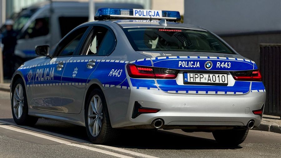 Mężczyzna był wyraźnie pijany, awanturował się przed sklepem (fot. Policja Śląska).