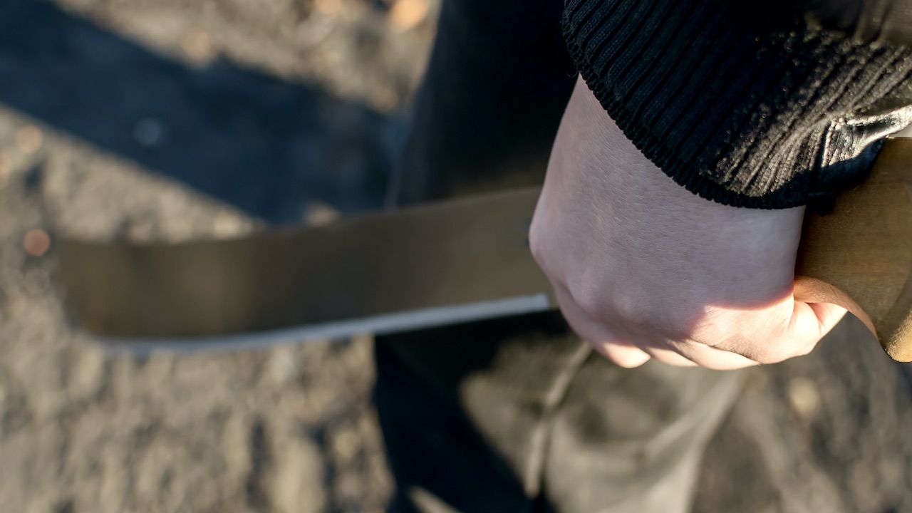 Mężczyźnie nie spodobało się, że chłopcy grali w piłkę i hałasowali (fot. Shutterstock/Evgeniy Medvedev) Mężczyźnie nie spodobało się, że chłopcy grali w piłkę i hałasowali (fot. Shutterstock/Evgeniy Medvedev)