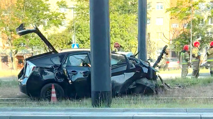 Taksówka zakończyła jazdę na słupie trakcji tramwajowej / fot. LDZ Zmotoryzowani łodzianie