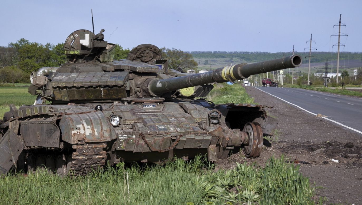 Rosyjski czołg w okolicach Charkowa (fot. EPA/SERGEY KOZLOV,: PAP/EPA)