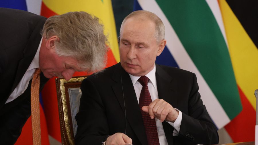 Dmitrij Pieskow i Władimir Putin (fot. Contributor/Getty Images)
