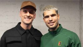 Arkadiusz Milik i Carlos Alcaraz (fot. atptour.com) Arkadiusz Milik i Carlos Alcaraz spotkali się w Turynie w trakcie ATP Finals. Polak od dłuższego czasu jest wykluczony z gry przez kontuzję (fot. atptour.com)