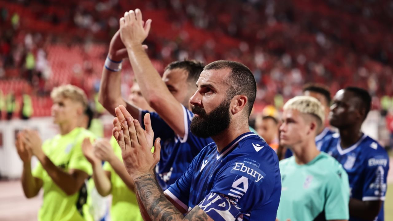 Mikael Ishak dziękuje za doping kibicom Lecha Poznań (fot. Getty).