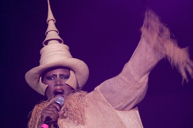 Grace Jones zaprezentowała na scenie bogactwo nie tylko muzyczne (fot. Adam Warżawa/PAP)