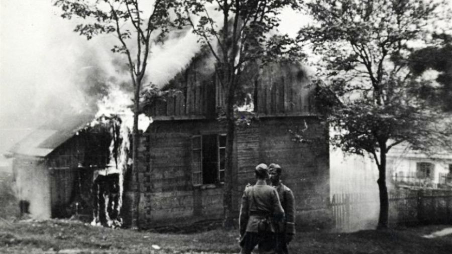 Płonące zabudowania w Michniowie, 12 lipca 1943 r. (Fot. muzeum1939.pl)
