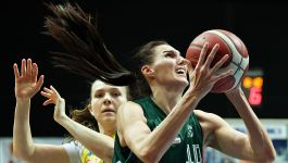 Przy piłce koszykarka AZS UMCS Lublin Dragana Stanković (fot. PAP/Adam Warżawa) W centrum kadru znajduje się zawodniczka AZS UMCS w zielonej koszulce, trzymając piłkę tuż przed oddaniem rzutu. Jej napięte mięśnie i skoncentrowany wyraz twarzy oddają intensywność rywalizacji. Za nią widoczna jest zawodniczka drużyny belgijskiej w żółto-białym stroju, próbująca zablokować akcję. Ujęcie doskonale ilustruje zaangażowanie i siłę polskiego zespołu, który w tym meczu zaprezentował się z najlepszej strony, przybliżając się do awansu w europejskich rozgrywkach (fot. PAP/Adam Warżawa)