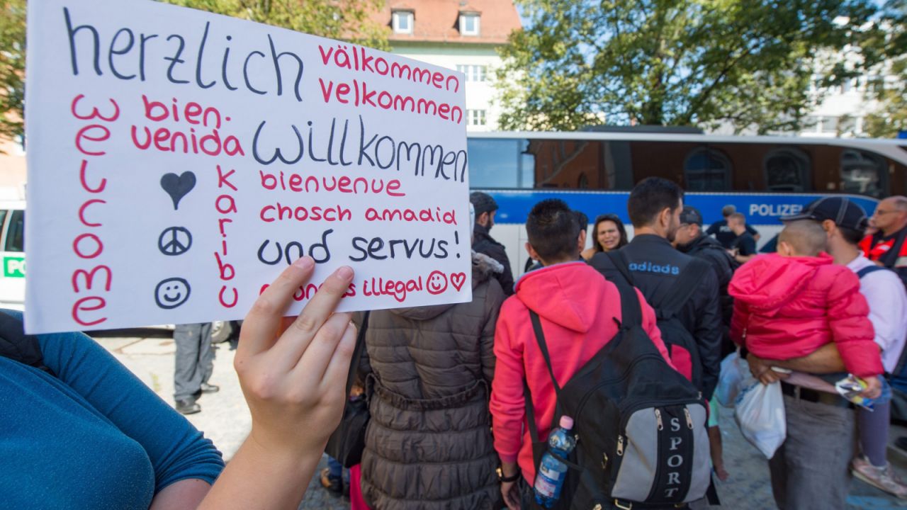 Niemcy oceniają, że możliwości przyjmowania uchodźców zostały wyczerpane (fot. PAP/EPA/ARMIN WEIGEL) Niemcy oceniają, że możliwości przyjmowania uchodźców zostały wyczerpane (fot. PAP/EPA/ARMIN WEIGEL)