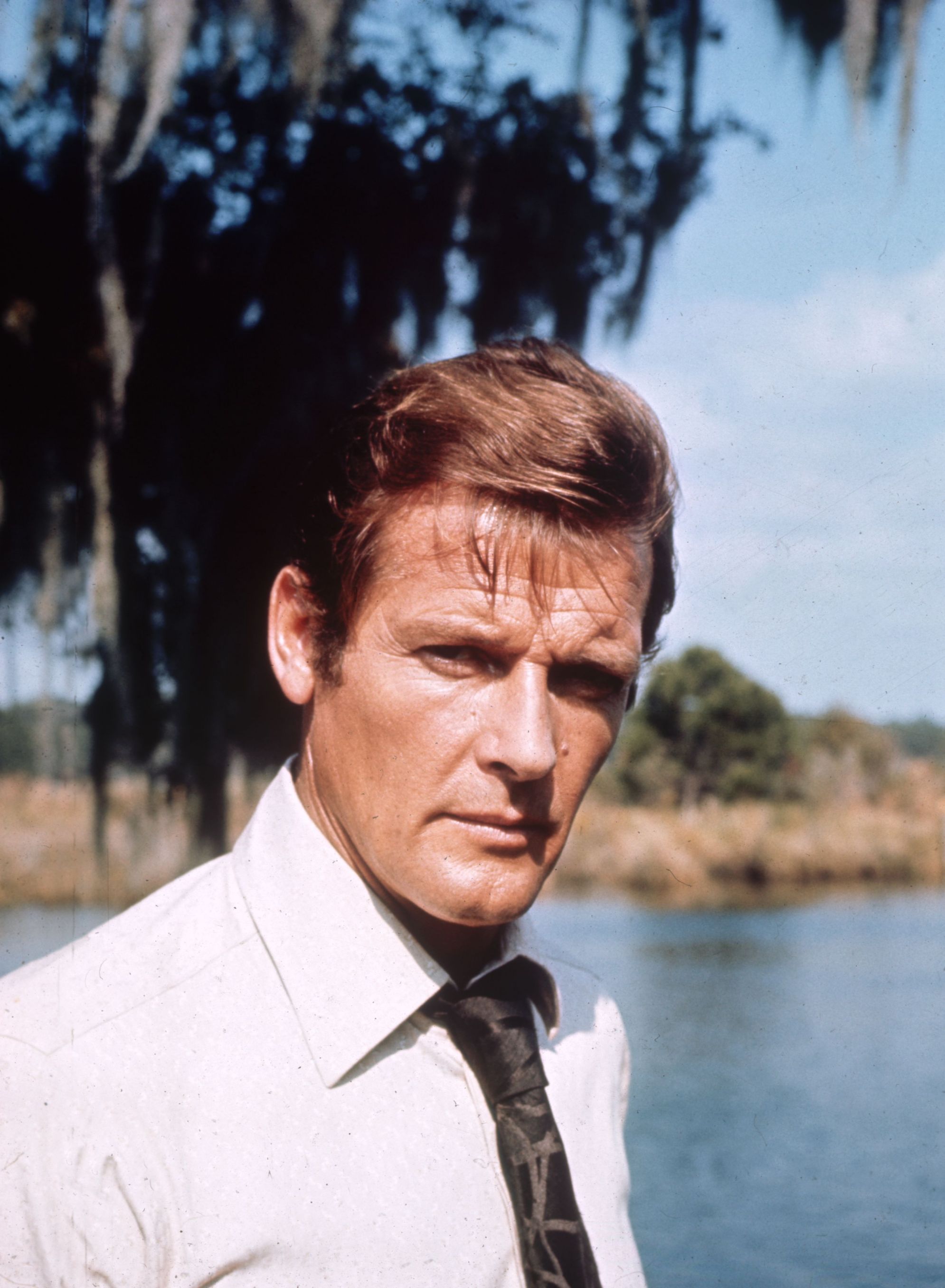 Roger Moore na planie filmu o Jamesie Bondzie „Żyj i pozwól umrzeć”. Fot. Keystone/Getty Images