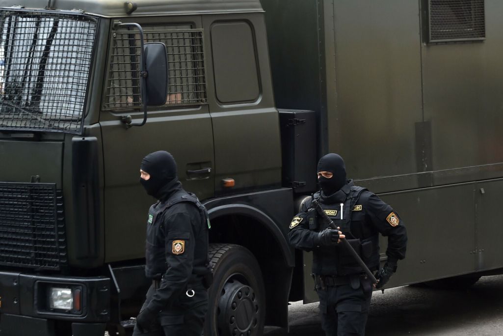 Аўтазак, у якім перавозяць людзей, асуджаных на розныя тэрміны за ўдзел у мітынгах, выязджае са следчага ізалятару на Акрэсціна ў Менску, Беларусь. 12 жніўня 2020 года. Фота: Sergei Gapon / AFP / East News