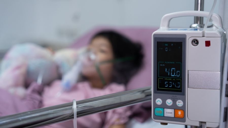 Przez godzinę lekarze walczyli o życie dziewczynki (fot. Shutterstock)