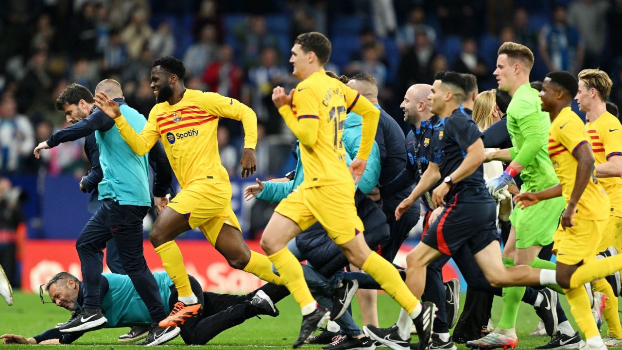 Ucieczka piłkarzy FC Barcelona po meczu z Espanyolem (fot. Getty)