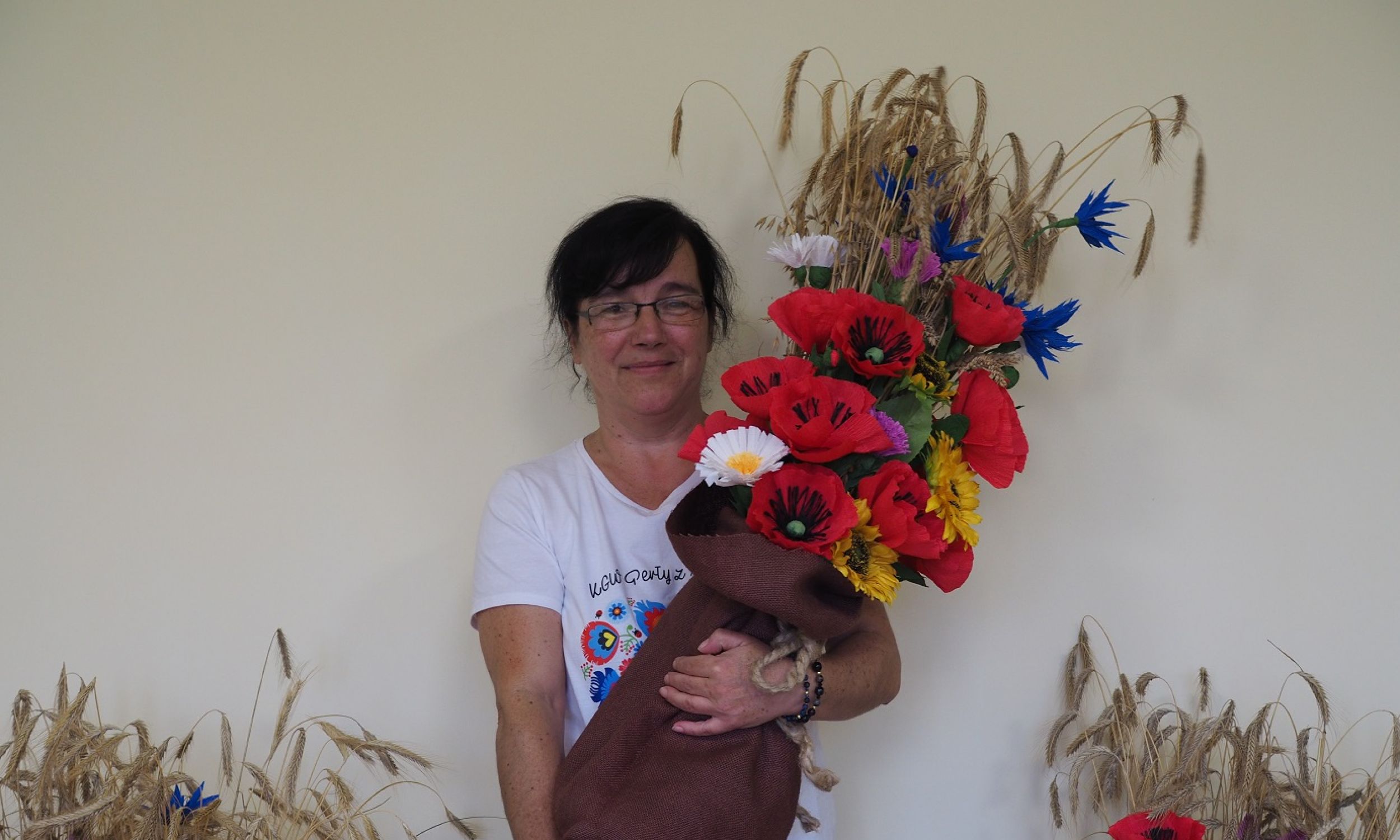 W tym roku na dożynki przygotowujemy dekoracje z kłosów i papierowych kwiatów – mówi Agnieszka Pawlak. Fot. Agnieszka Niewińska