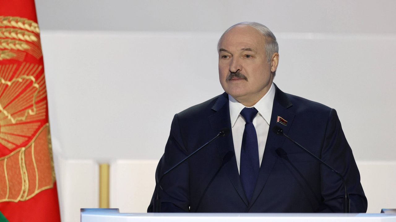 Alaksandr Łukaszenka przegrał wybory, ale nie oddaje władzy (fot. PAP /EPA/PAVEL ORLOVSKIY) Alaksandr Łukaszenka przegrał wybory, ale nie oddaje władzy (fot. PAP /EPA/PAVEL ORLOVSKIY)