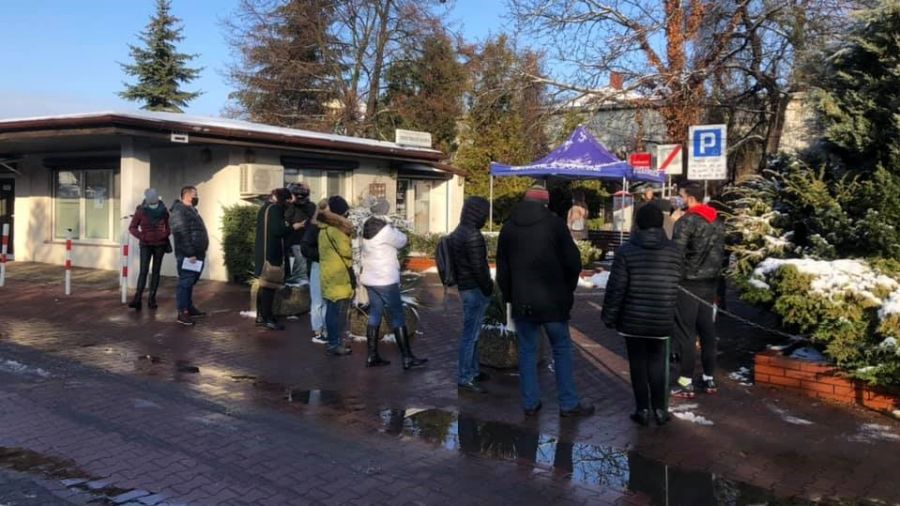 Długie kolejki po abonament parkingowy (fot. E. Romer/ TVP)