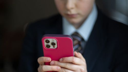 Школьнік з мабільным тэлефонам