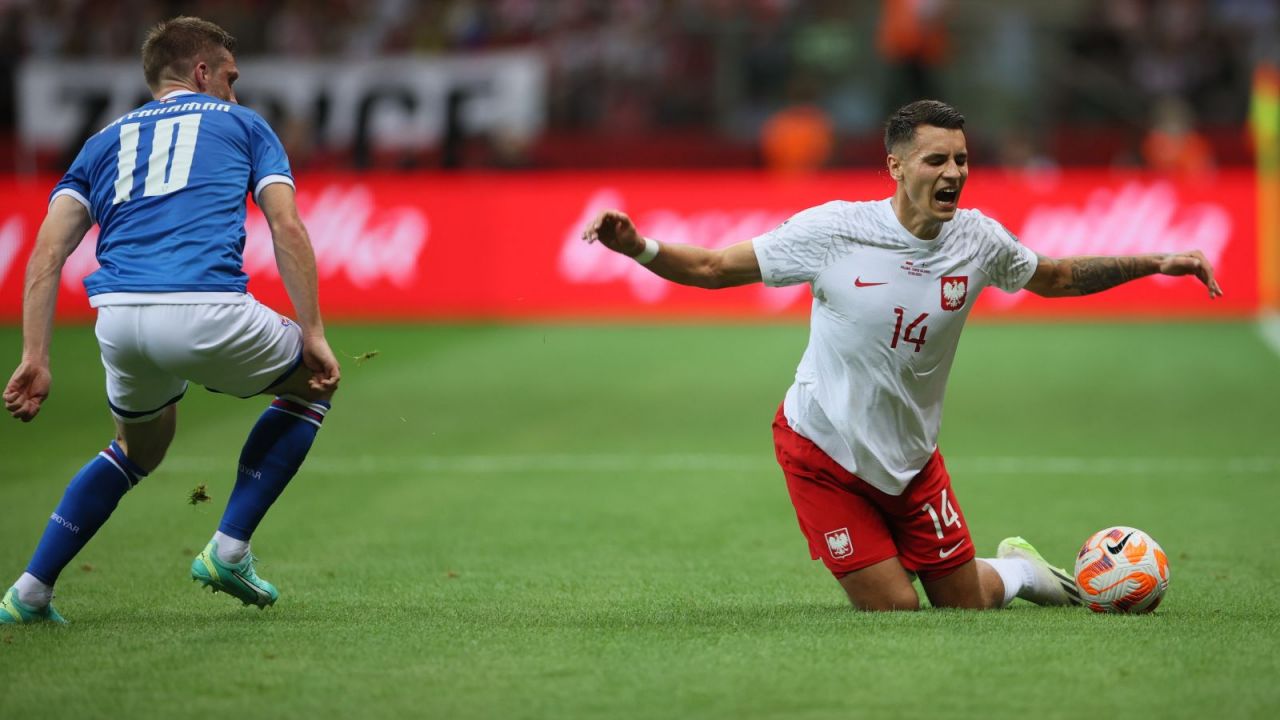 Grzegorz Krychowiak i spółka nie byli w stanie zaskoczyć obrońców Wysp Owczych w pierwszej połowie (fot. PAP/Leszek Szymański)
