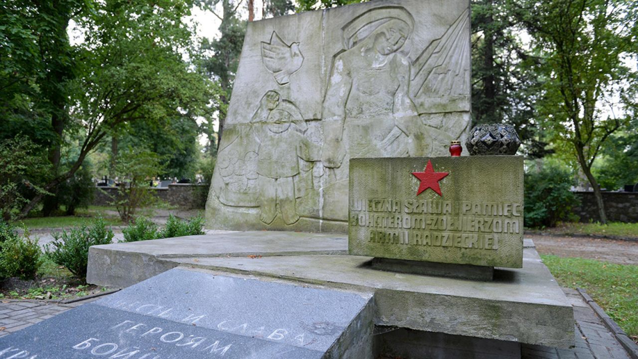 Pomnik poświęcony żołnierzom Armii Radzieckiej na kieleckim Cmentarzu Żołnierzy Radzieckich (fot. arch.PAP/Piotr Polak)