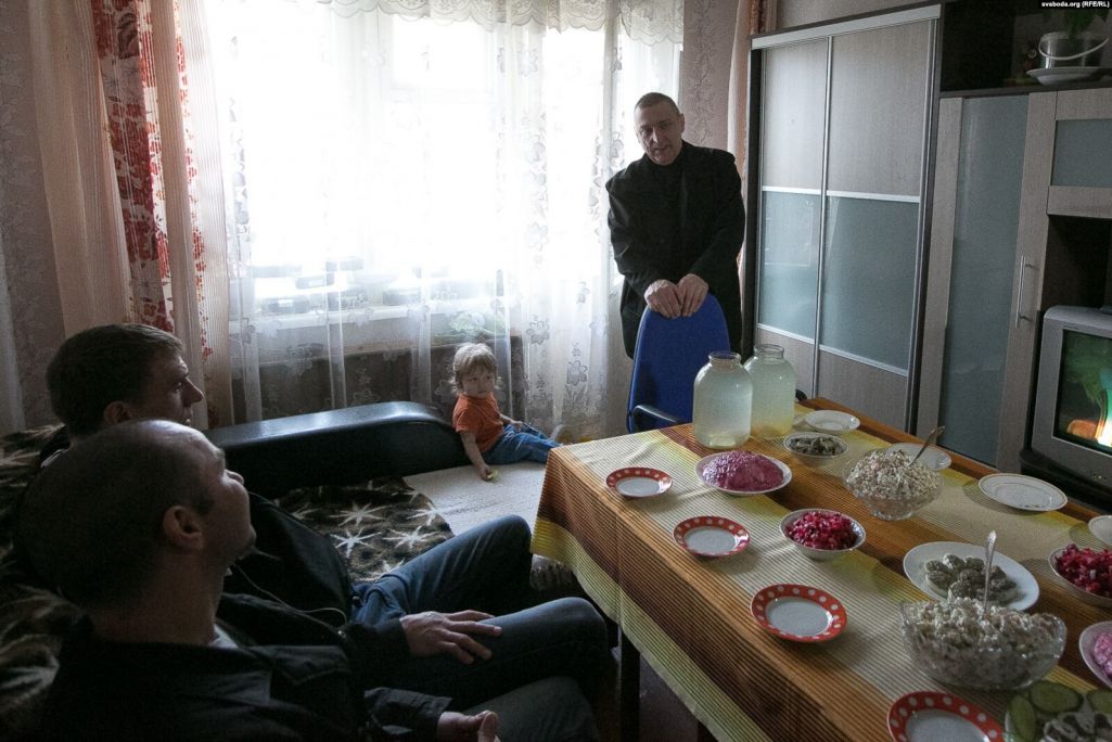 Здымак мае ілюстрацыйны характар. Мікалай Аўтуховіч у кватэры свайго сябра Вадзіма Цярлецкага пасля выхаду на волю з гарадзенскай турмы ў красавіку 2014 года. (Фота: svaboda.org)
