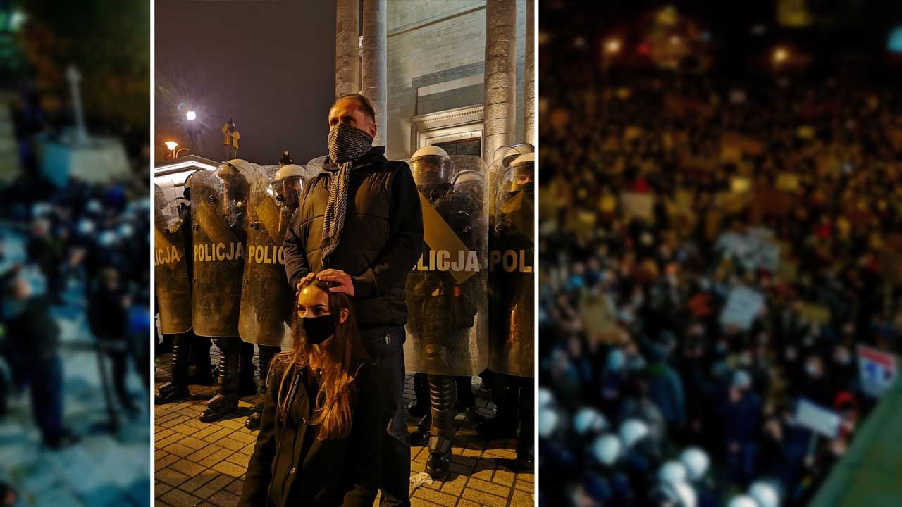 Kamil Durczok w czasie niedzielnego protestu przed katedrą w Katowicach (fot. PAP/Andrzej Grygiel; Twitter/SKastelik)