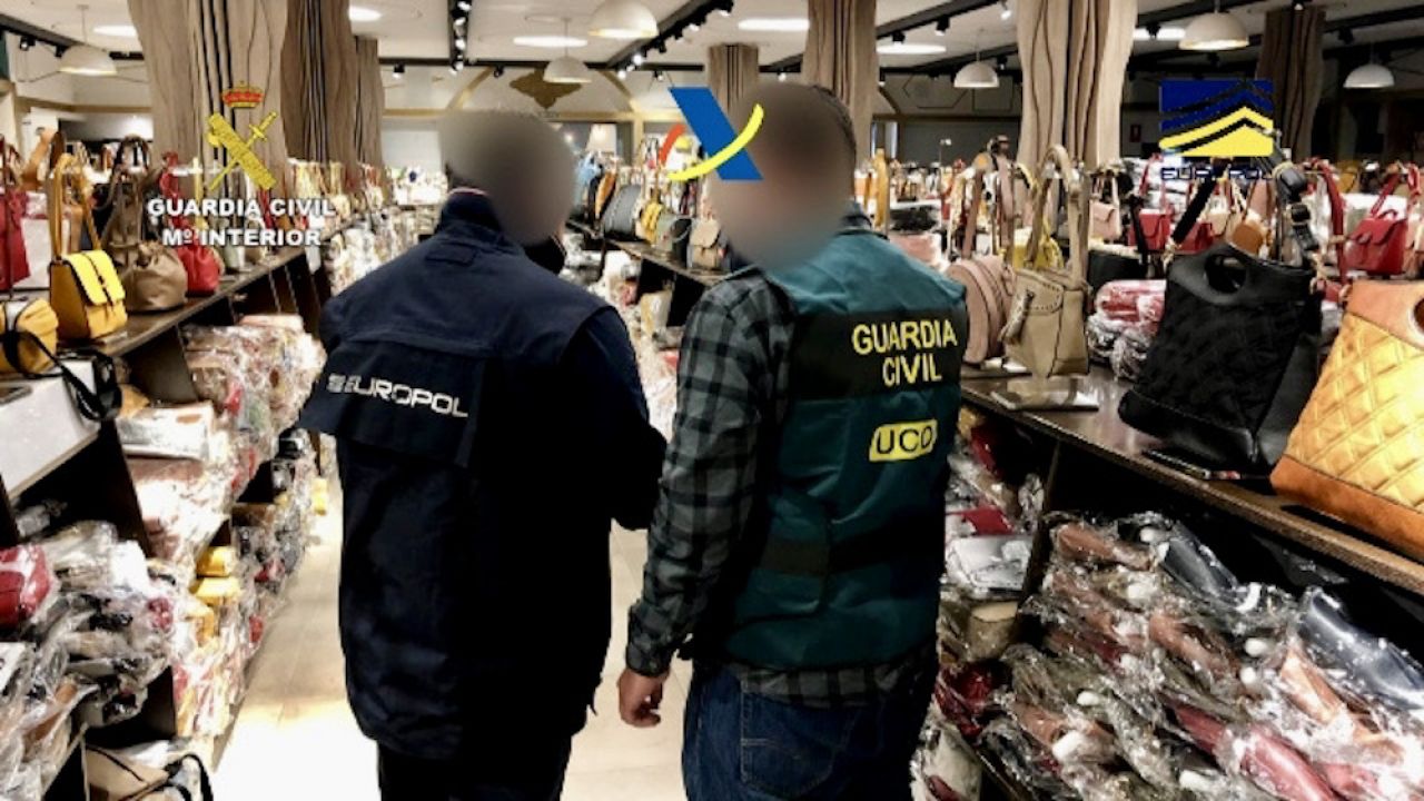 Chińska mafia dokonywała oszustw zw. z kartami podarunkowymi (fot. Guardia Civil)