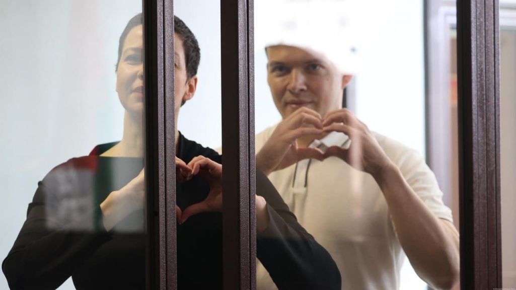 Марыя Калеснікава і Максім Знак у судзе. (Фота: Deutsche Welle / Telegram)