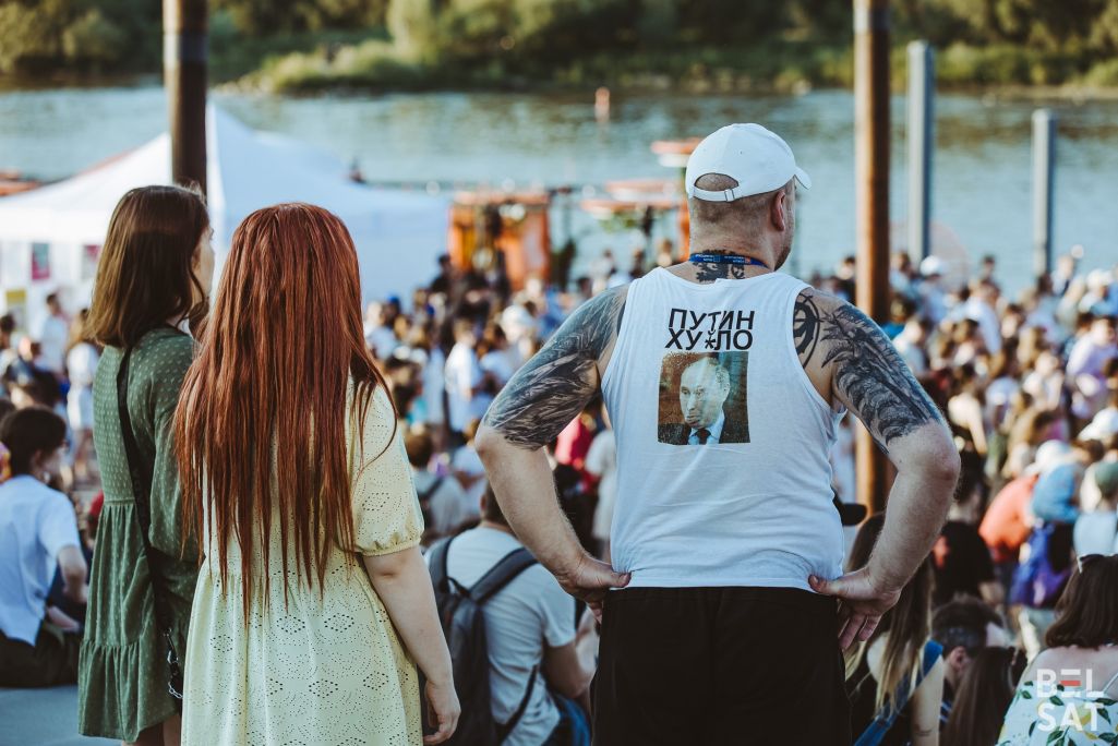 Людзі слухаюць выступ гурта «Leibonik» на «Hučna Fest». Варшава, Польшча. 29 чэрвеня 2024 года. (Фота: Белсат)