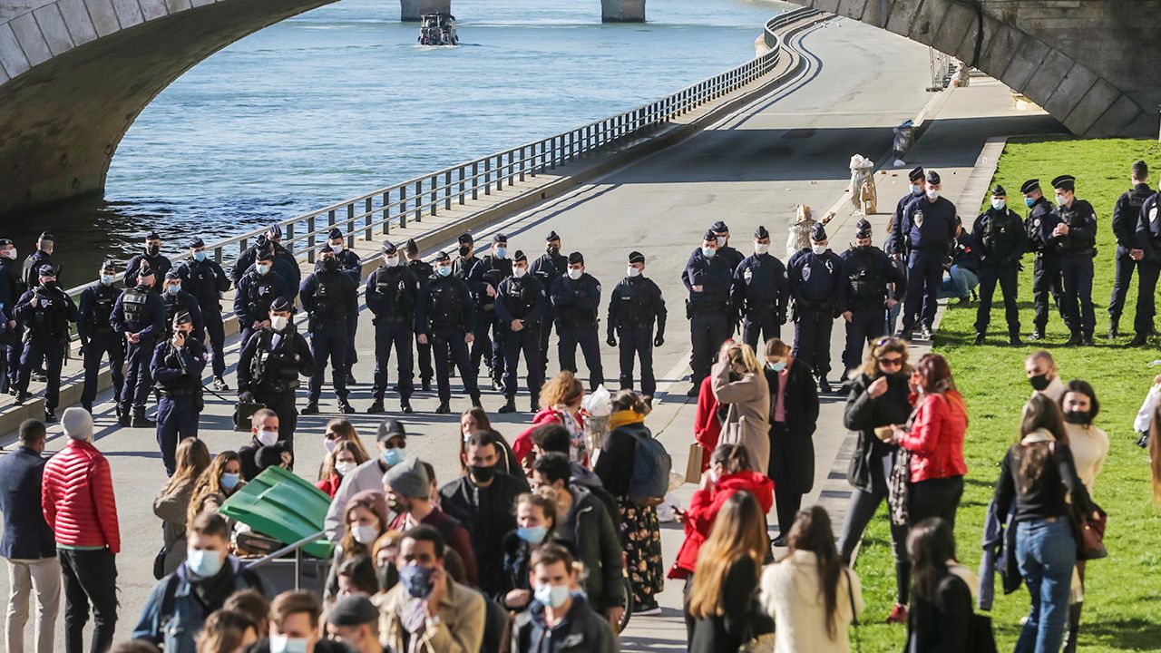 Policja zamknęła odcinek wybrzeża Sekwany do końca dnia (fot. PAP/EPA/CHRISTOPHE PETIT TESSON) Policja zamknęła odcinek wybrzeża Sekwany do końca dnia (fot. PAP/EPA/CHRISTOPHE PETIT TESSON)