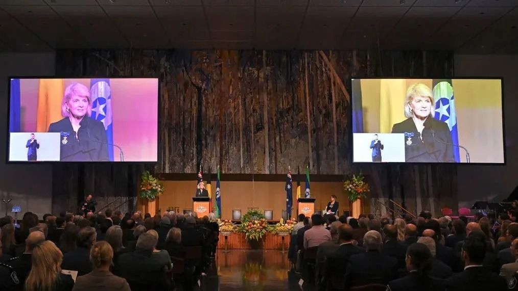 Сваякі пасажыраў рэйсу MH17 далучыліся да чыноўнікаў аўстралійскага парламента ў Канберы. Ліпень 2024 года. (Фота: Мік Цікас/AAP Image/AP).)