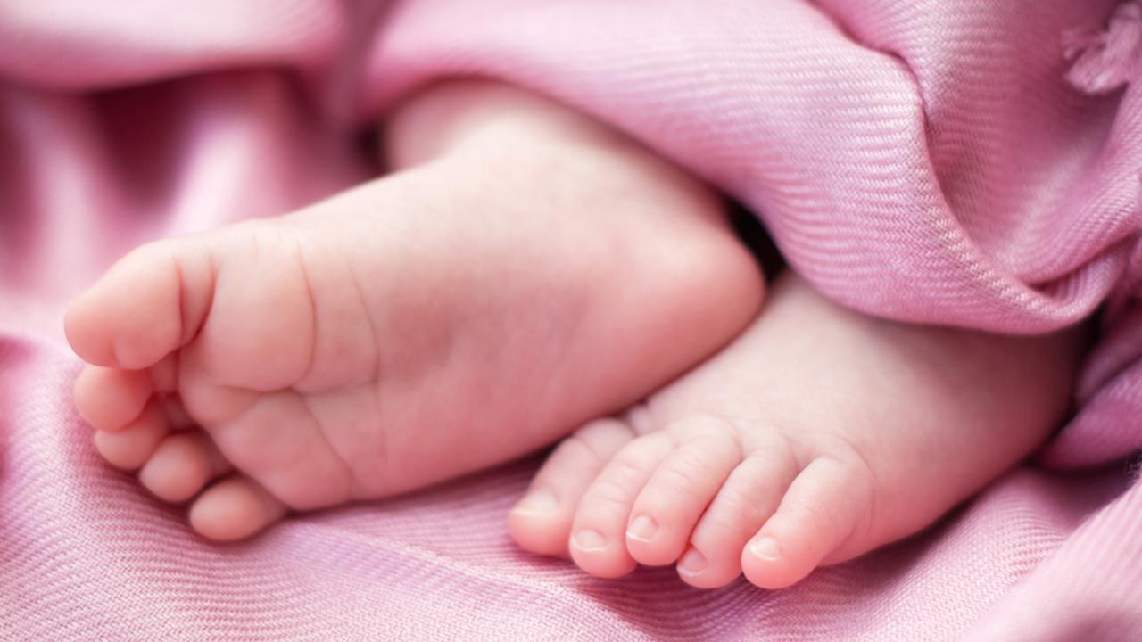 Noworodek po kilku godzinach zmarł w szpitalu w Koninie (fot. Shutterstock/ Autor: LeManna) Noworodek po kilku godzinach zmarł w szpitalu w Koninie (fot. Shutterstock/ Autor: LeManna)