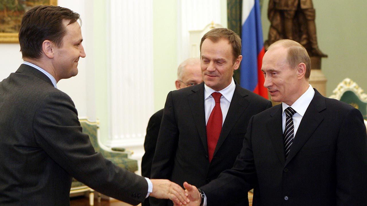 Radosław Sikorski, Donald Tusk i Władimir Putin – 8 lutego 2008 r. (fot. PAP/Radek Pietruszka)