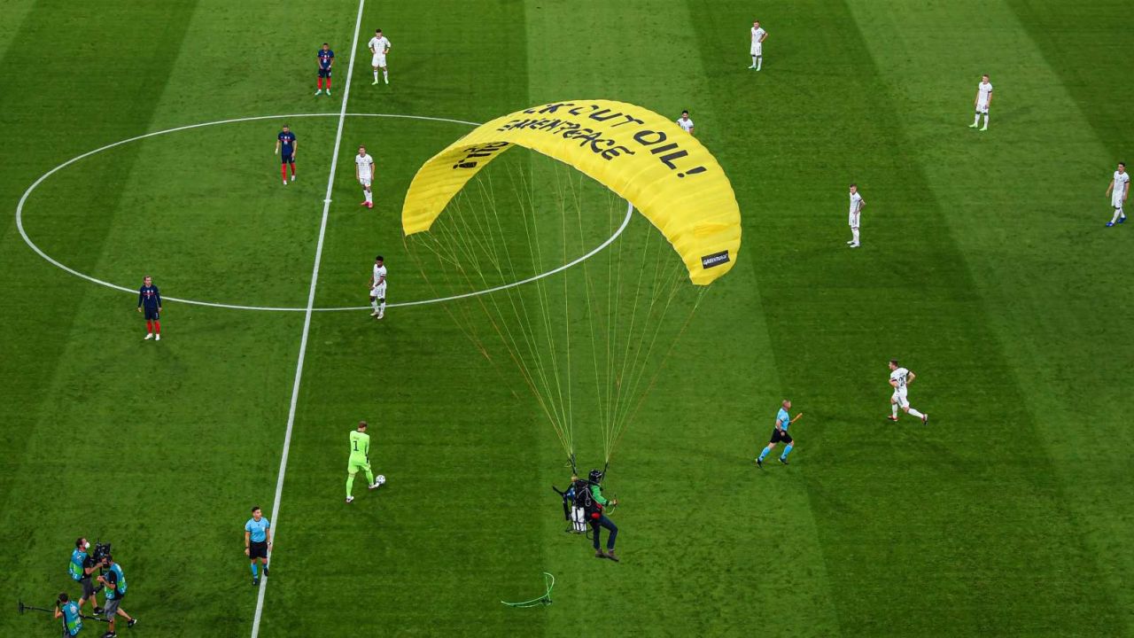 Euro 2020: Aktywista Greenpeace wleciał na paralotni... na ...