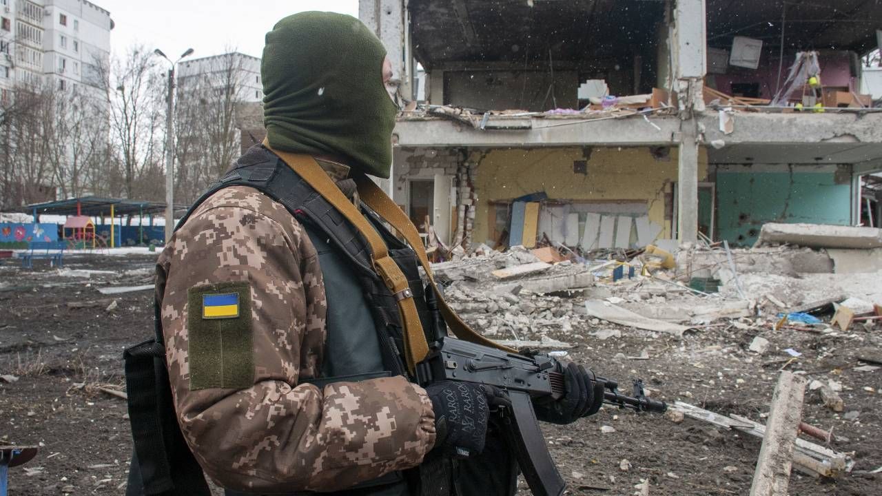 Rosjanie dokonali bezprawnej inwazji na Ukrainę i dokonują zbrodni wojennych (fot. PAP/EPA/VASYL ZHLOBSKY)