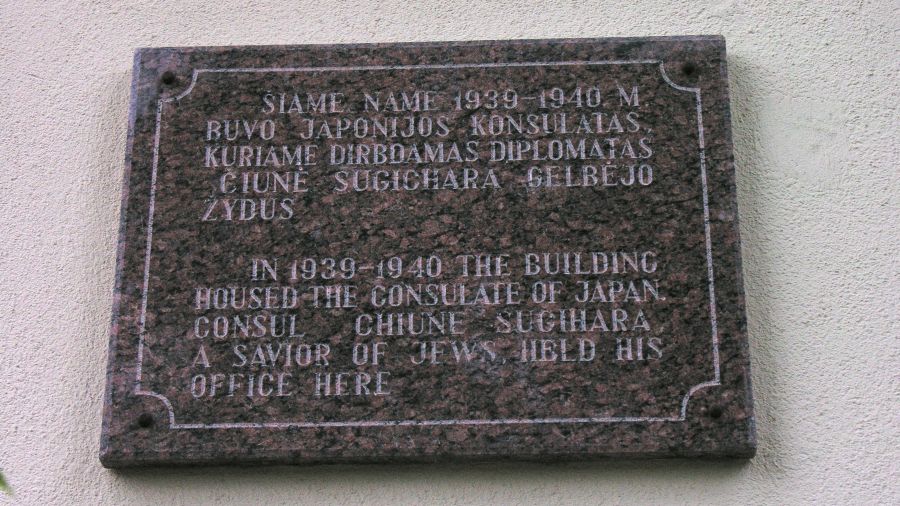 Tablica pamiątkowa na budynku dawnego konsulatu japońskiego w Kownie. Fot. Common Wikimedia
