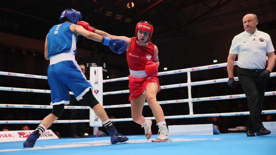 Julia Szeremeta w finałowej walce z reprezentantką Uzbekistanu  (fot. PAP/Leszek Szymański)