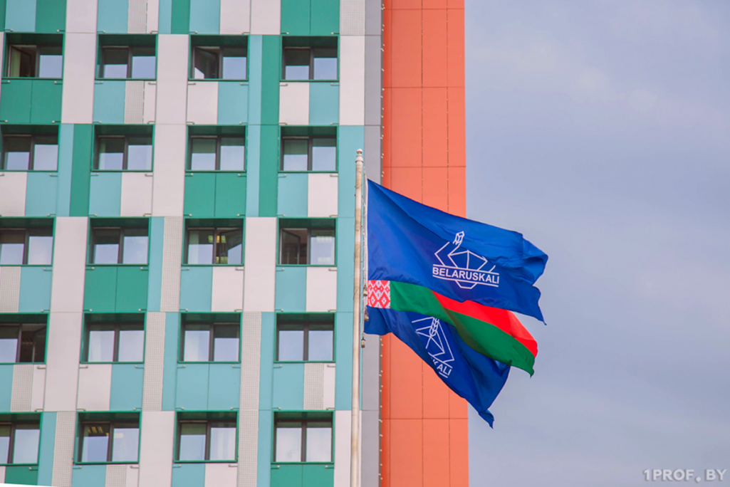 Сцягі «Беларуськалію» ля будынку інжынерна-лабараторнага корпуса ў Салігорску, Беларусь. Фота: minskpromstroy.by