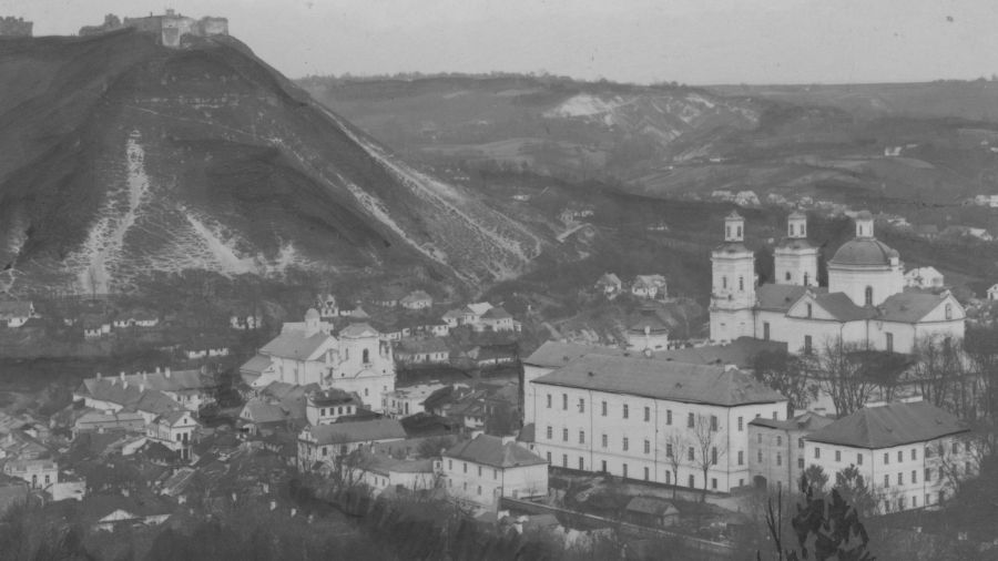 Krzemieniec. Kościół jezuitów pw. śś. Ignacego Loyoli i Stanisława Kostki oraz Liceum Krzemienieckie, w tle Góra Bony z ruinami zamku. Lata 1919 – 1939. Fot. NAC/Koncern Ilustrowany Kurier Codzienny; sygn. 1-U-3247